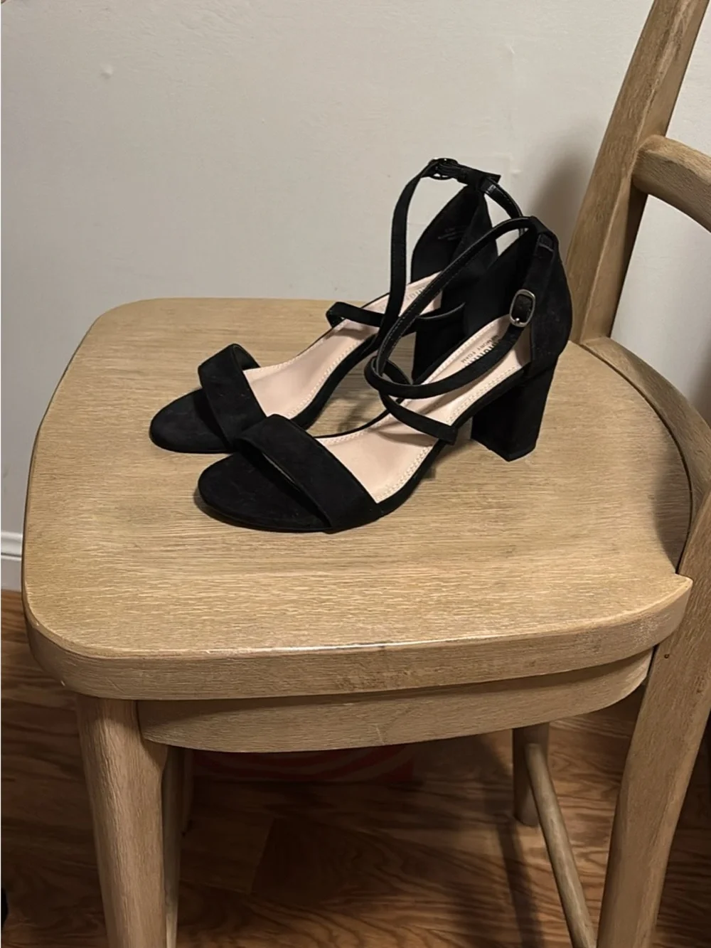 Cushionaire black strappy